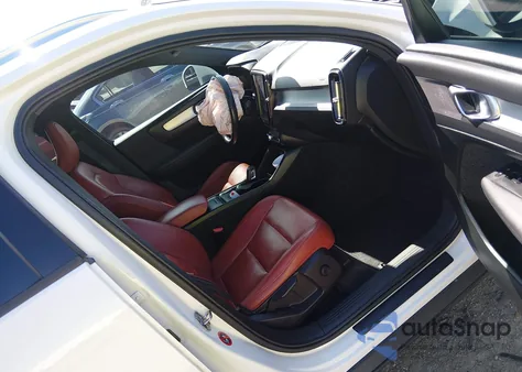 2019 Volvo Xc40 T5 Momentum/T5 R-Design z USA, uszkodzony, nr VIN YV4162XZ9K2012588